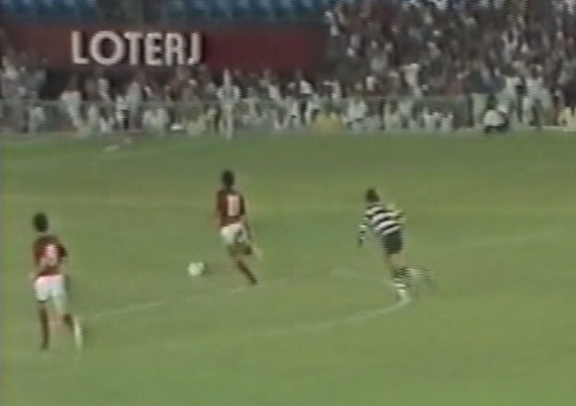 Élder dribla Leão e marca o quinto gol rubro-negro.
