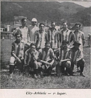 Nonô (no centro, agachado) e o time do City Athletic que disputou a Liga Bancária e do Comércio de 1922.