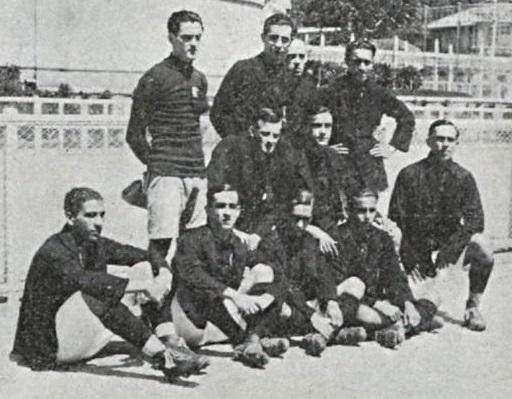 O time do Flamengo do Torneio Início de 1921, em foto da revista "Careta". Nonô é o primeiro no chão, da esquerda para a direita.