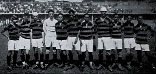 O time do Flamengo que disputou o Torneio Início de 1924. Nonô é o mais alto, de chapéu branco.