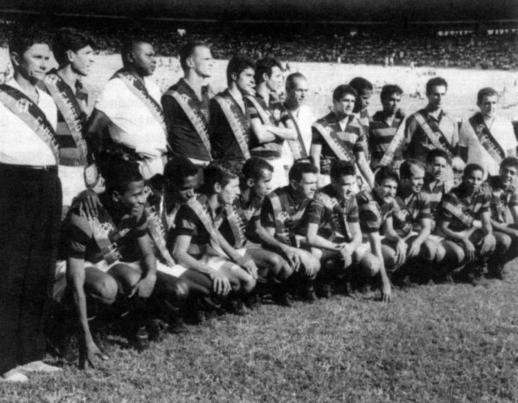 «Фламенго» - победители Лиги Кариока 1965 (Алмир – четвертый справа в первом ряду)