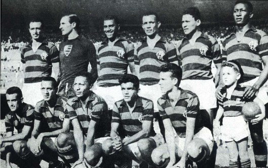 O time que enfrentou o Vasco em janeiro de 1956 pelo returno do campeonato de 1955, o do tri. Em pé: Pavão, Chamorro, Jadir, Tomires, Dequinha e Jordan. Agachados: 