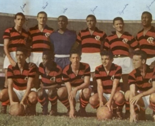 O time do Fla que enfrentou o Combinado Vasco-Santos em 1957. Em pé: Joubert, Pavão, Ari, Jadir, Dequinha e Jordan. Agachados: Luís Carlos, Moacir, Henrique, Dida e Zagallo.
