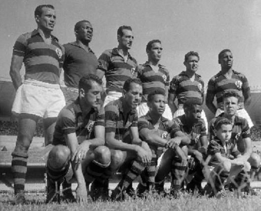 Time do Flamengo no jogo de estreia de Moacir, contra o Bangu, em novembro de 1956. Em pé: Tomires, Ari, Pavão, Milton Copolilo, Dequinha e Jordan. Agachados: Joel, Paulinho, Índio, Moacir e Zagallo.