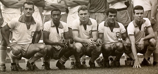 O ataque quase integralmente rubro-negro da Seleção no amistoso contra a Bulgária em 1958: Joel, Moacir, o palmeirense Mazzola, Dida e Zagallo.