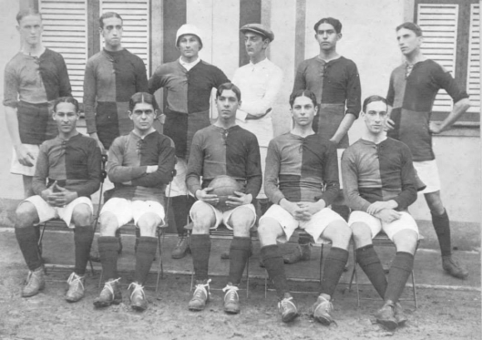 O time de 1912, o primeiro do futebol rubro-negro, com a camisa "Papagaio de Vintém", tida como azarada.