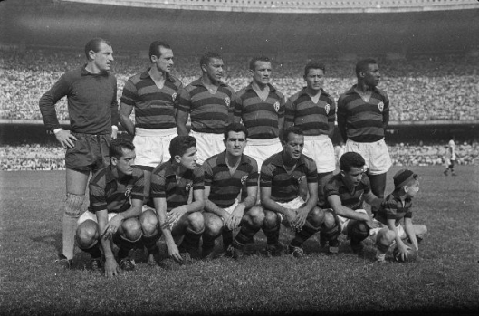 Time rubro-negro que venceu o clássico do dia 16 de setembro de 1956. Em pé: Chamorro, Pavão, Jadir, Tomires, Dequinha e Jordan. Agachados: Joel, Duca, Evaristo, Paulinho e Babá, o autor do gol.