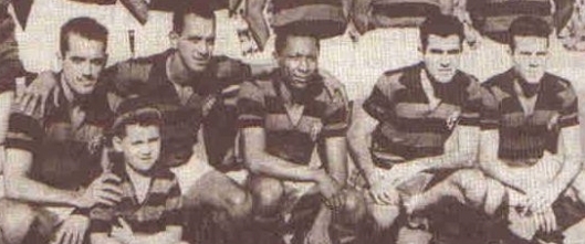 Joel, Paulinho, Índio, Evaristo e Zagallo: a linha de ataque do Flamengo contra o São Cristóvão.