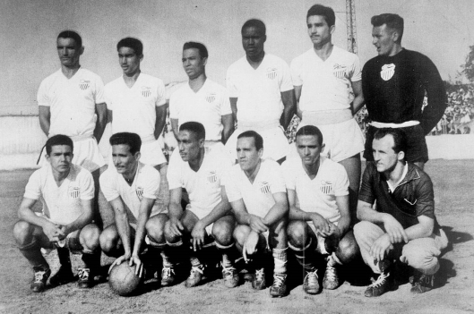 A equipe do São Cristóvão, candidata a sensação do Campeonato de 1956, posa em seu estádio de Figueira de Melo.
