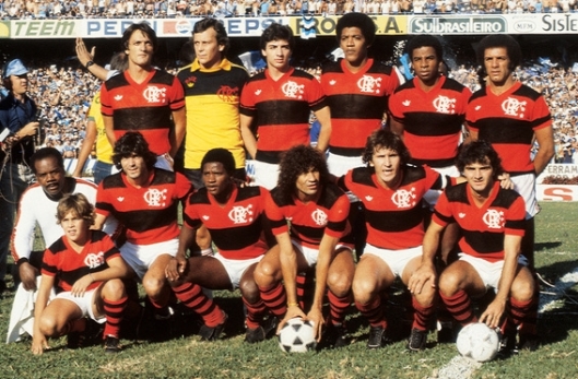 O time rubro-negro da decisão do Brasileiro de 1982. Figueiredo é o terceiro em pé, da esquerda para a direita, ao lado do goleiro Raul.